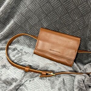 Portland Leather Basic Belt Bag in Honey